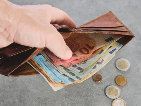Cost of a working hour in 2026: how much do people earn in Ukraine, Europe and the US