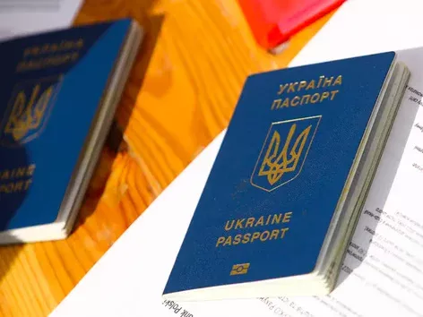 Украинцы могут оформить и обменять паспорт за границей: в каких странах доступна услуга