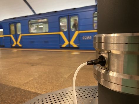 На 19 станциях метро в Киеве обустроили точки с USB-зарядками: список