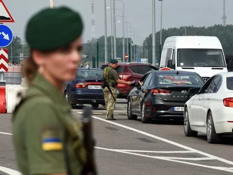 Які документи потрібно мати на кордоні водіям, які везуть гуманітарні вантажі?