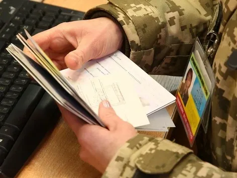 Украина отменила ограничения на выезд за границу для всех женщин-госслужащих: что изменилось?