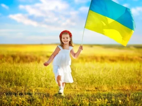 How do Ukrainians feel about Ukraine's national symbols and to which cultural tradition do they belong?