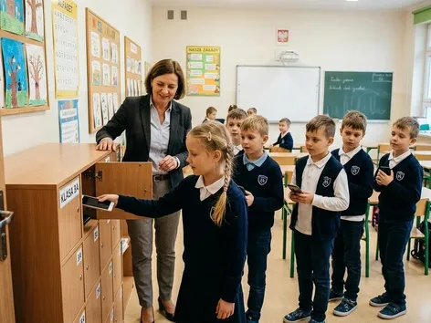 Polonia prohíbe los teléfonos inteligentes en las escuelas primarias a partir del 1 de septiembre de 2026: Nuevas reglas para los estudiantes