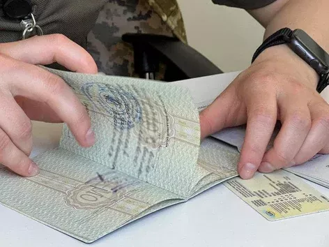 Чоловіків пропускають за кордон лише з паперовими військовими документами: пояснення ДПСУ
